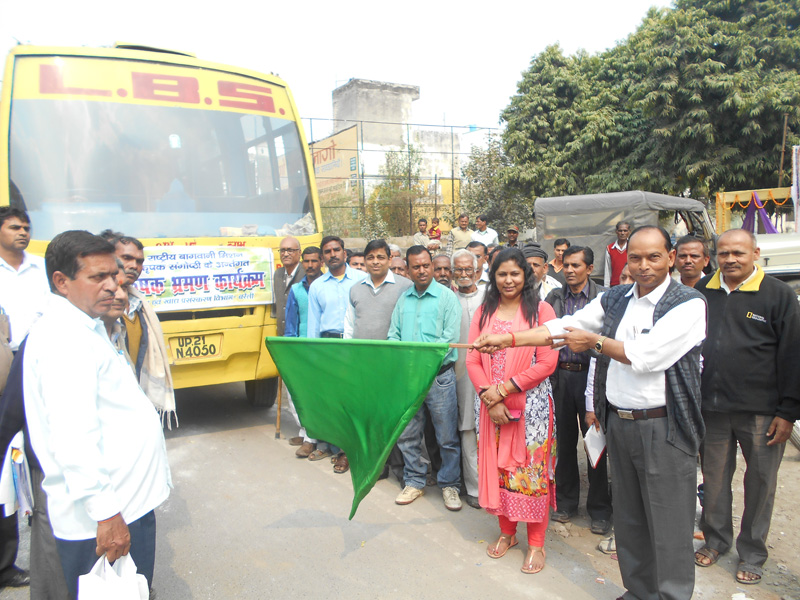  उद्यान विभाग बरेली  द्वारा किसानों का भ्रमण रवाना