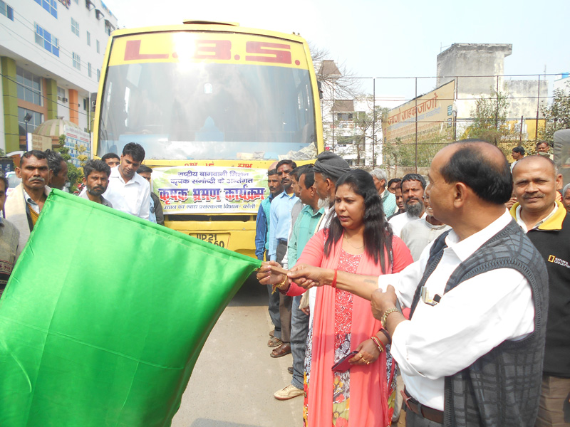 उद्यान विभाग बरेली द्वारा किसानों का भ्रमण रवाना उद्यान विभाग बरेली द्वारा किसानों का भ्रमण रवाना