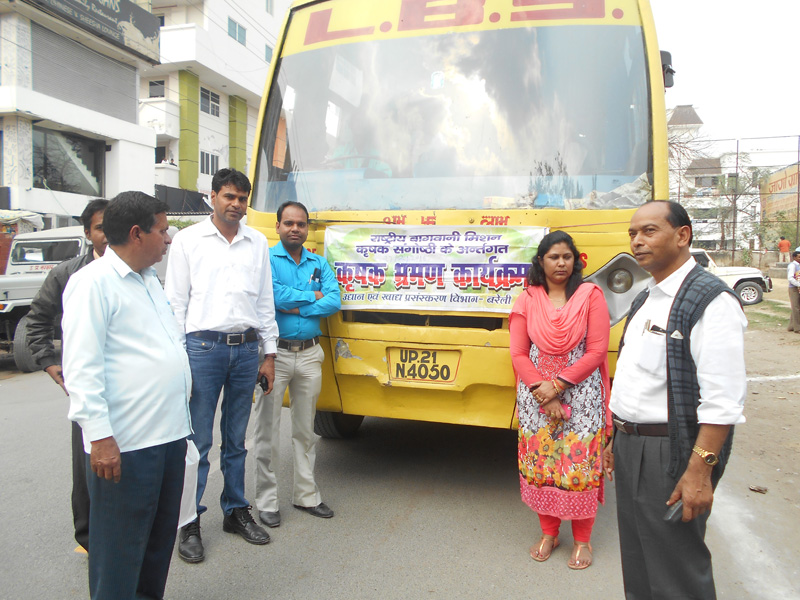 उद्यान विभाग बरेली द्वारा किसानों का भ्रमण रवाना उद्यान विभाग बरेली द्वारा किसानों का भ्रमण रवाना