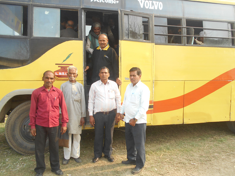 उद्यान विभाग बरेली द्वारा किसानों का भ्रमण रवाना उद्यान विभाग बरेली द्वारा किसानों का भ्रमण रवाना