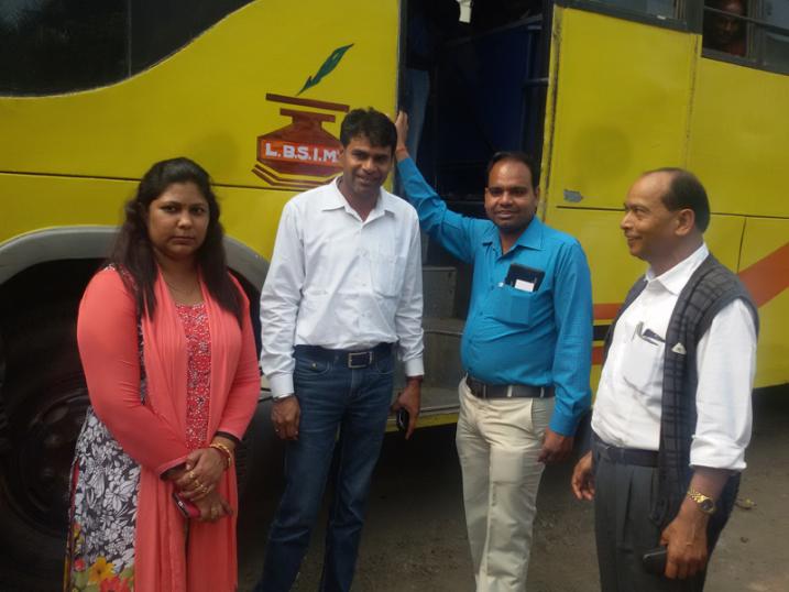  उद्यान विभाग बरेली  द्वारा किसानों का भ्रमण रवाना