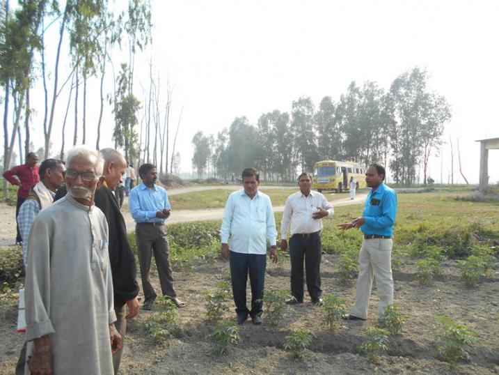 उद्यान विभाग बरेली  द्वारा किसानों का भ्रमण